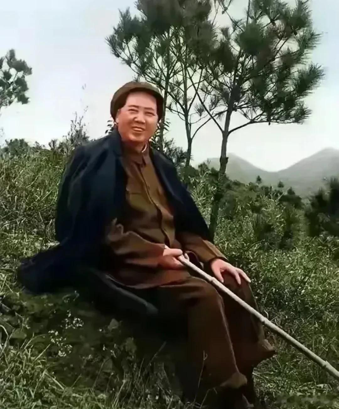 再向浩海斩惊涛，听曲穿波破雾的壮志长谣 浩海惊时涌蜃楼， 身驭紫电启新猷。 目凝