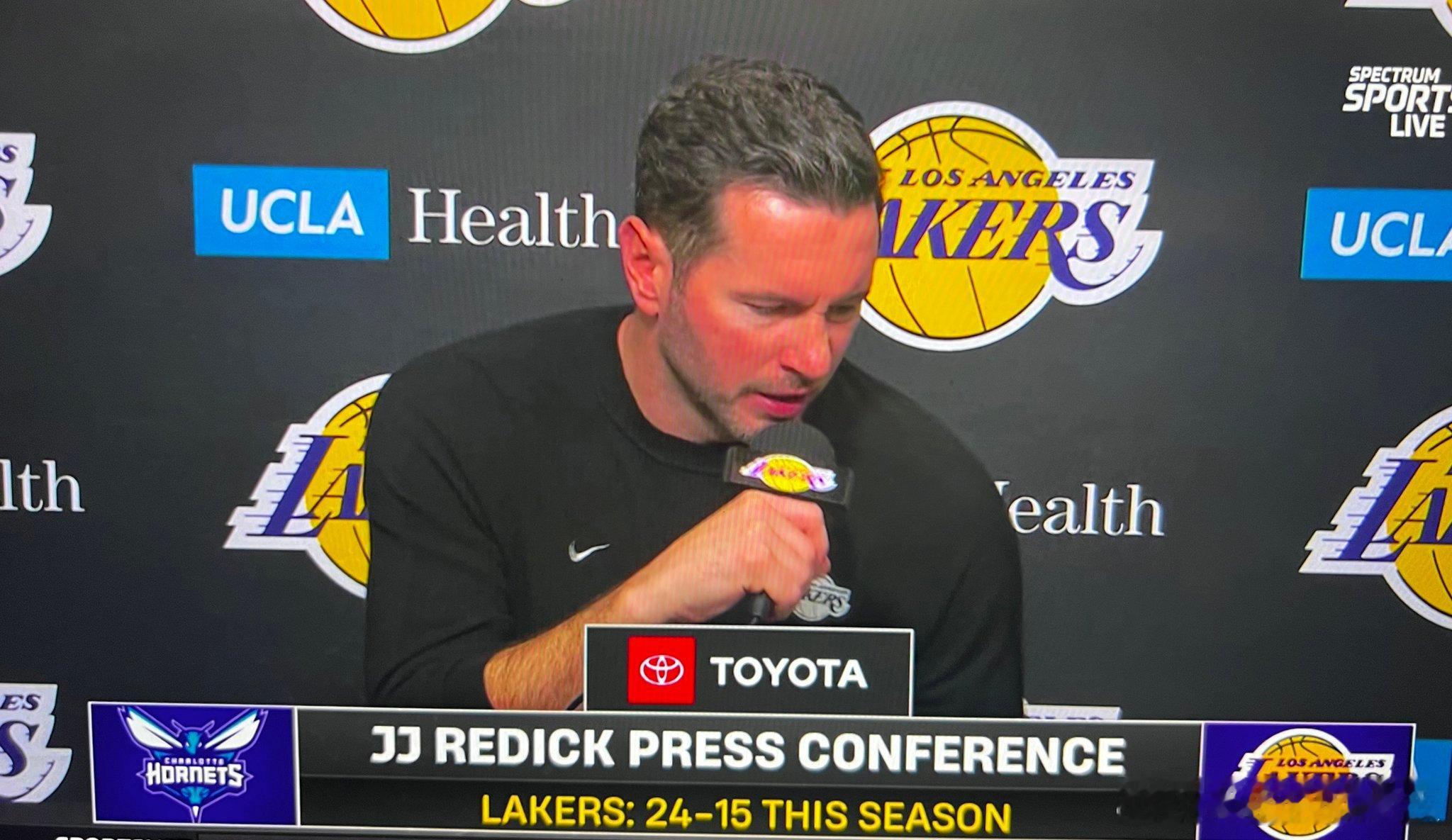 雷迪克指出球队第二节进攻表现不佳，开局不错却陷入被动，战术执行时出现失误，且未及