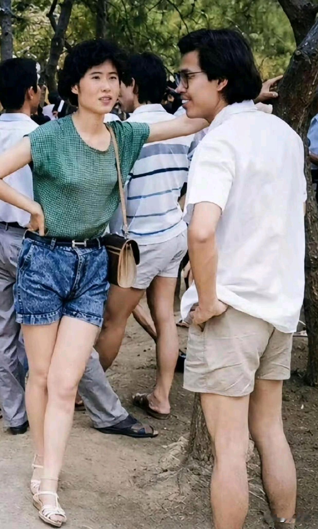 这是90年代人们的穿着，原来潮流就是一个轮回