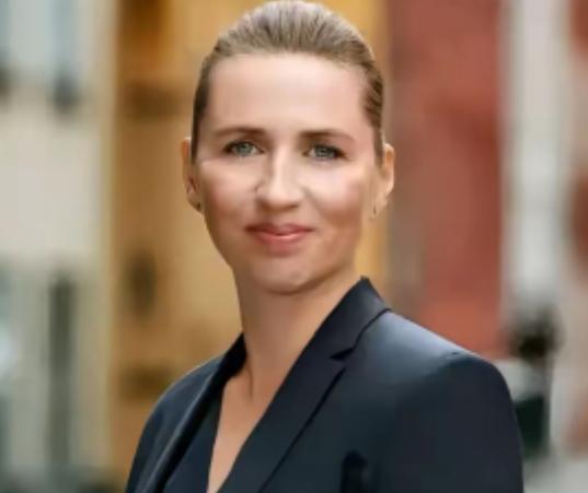 丹麦女首相昨天一句话，直接把桌子掀了，她对着全世界说，美国icon要是敢动武抢格
