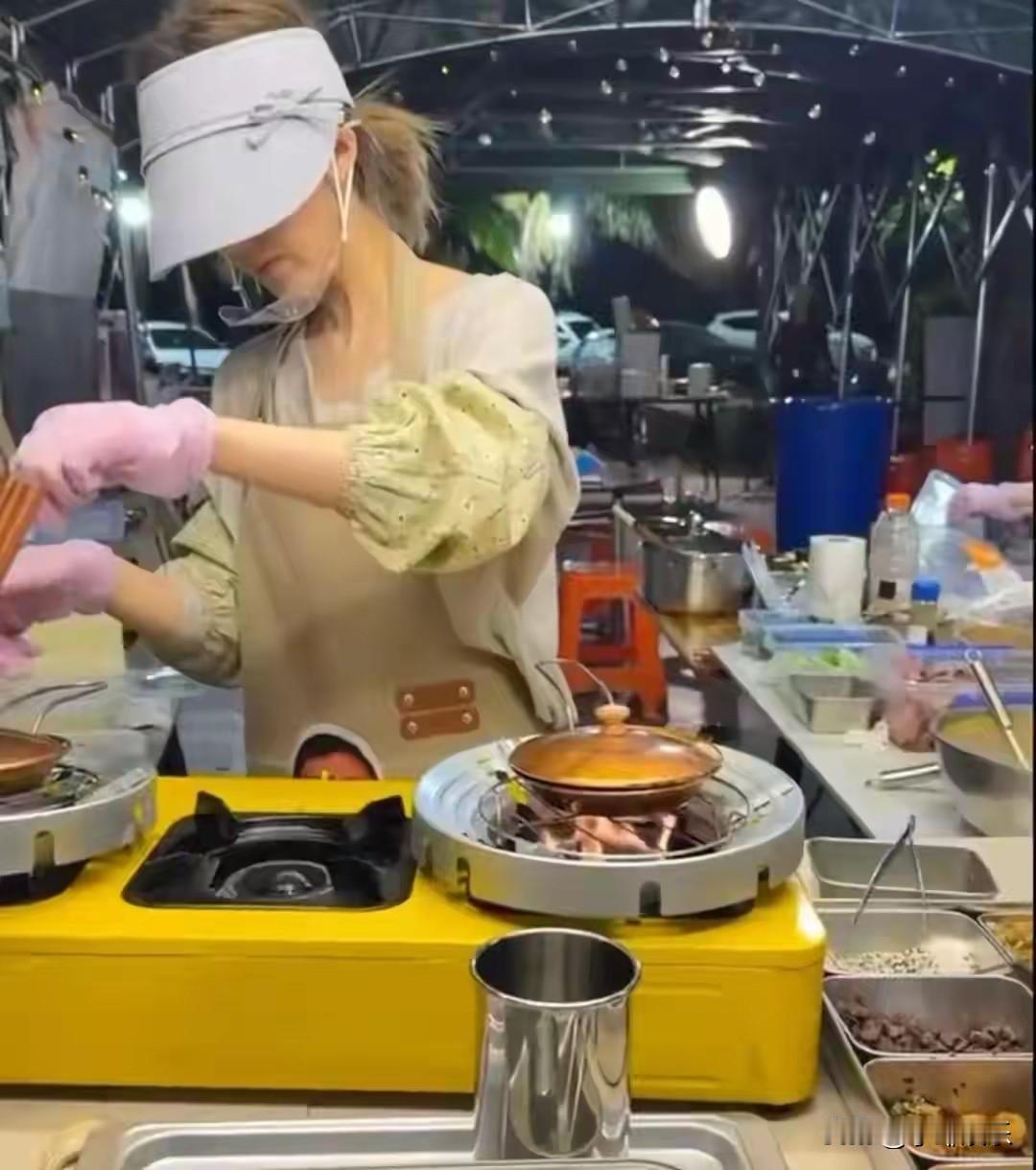 赵露思真是太接地气啦！居然在三亚摆起摊儿卖小吃。她亲自上手制作成都小吃蛋糕，素颜