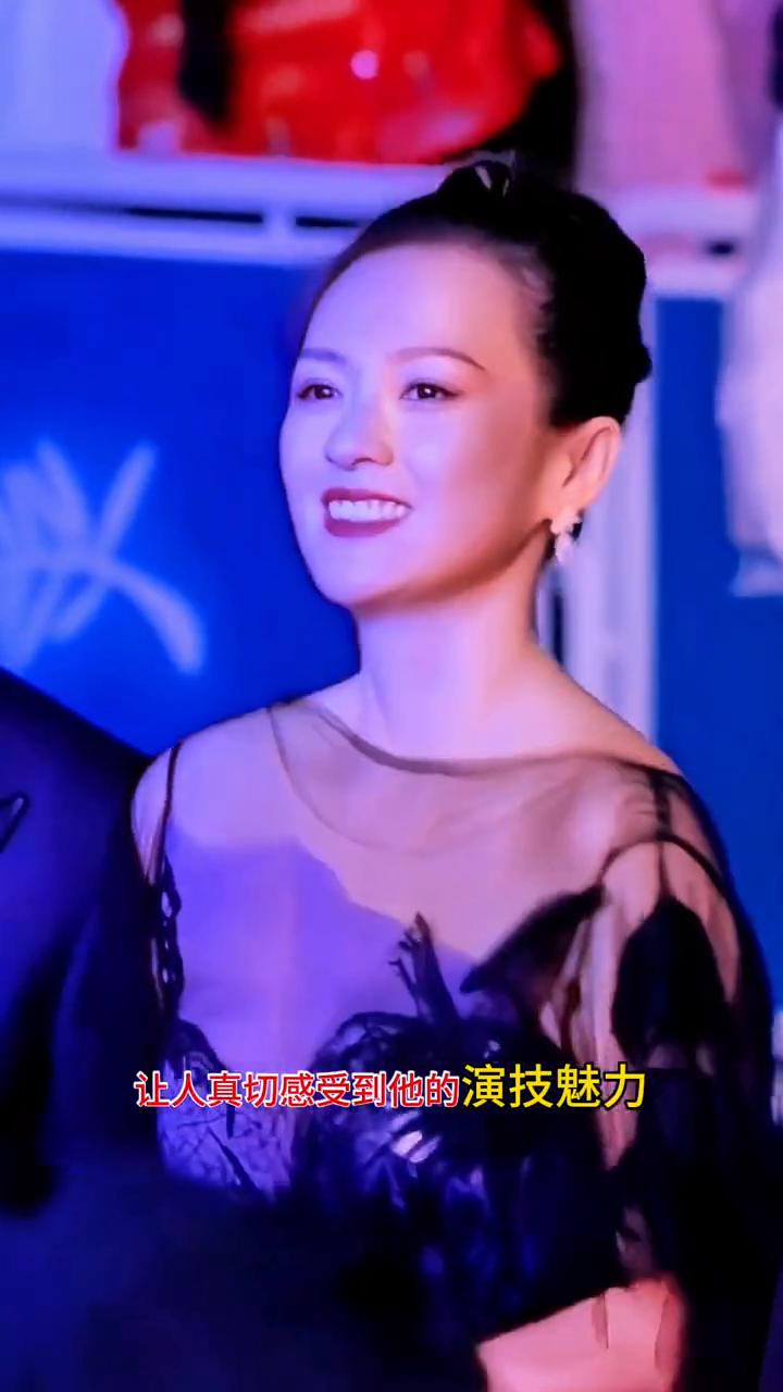 章子怡的颜值和演技真的绝了。活动现场，她从一个甜美的微笑瞬间切换到流泪，情绪转换