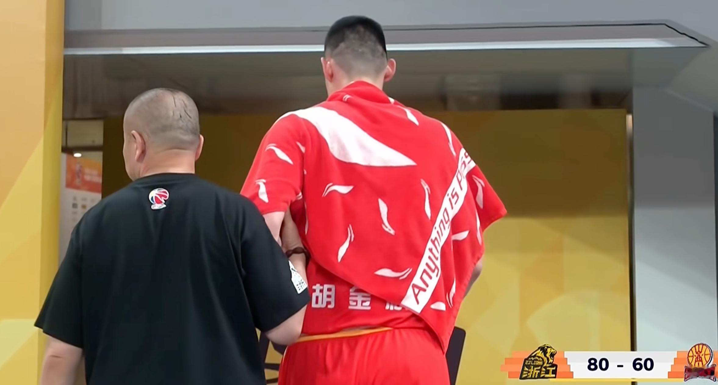 广厦男篮vs山西男篮 迪亚洛这个动作太危险了，直接撞到胡金秋膝盖，大秋非常痛苦，