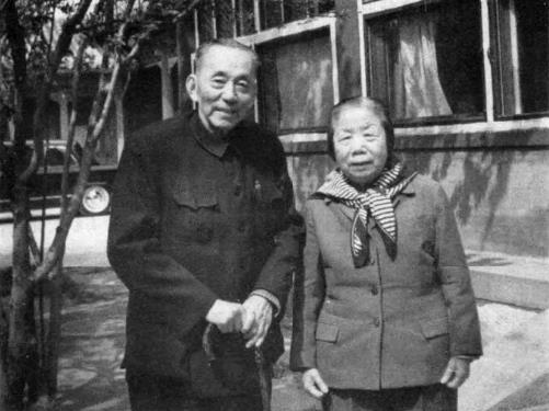 邓颖超同第六届全国政协副主席王昆仑在中南海西花厅