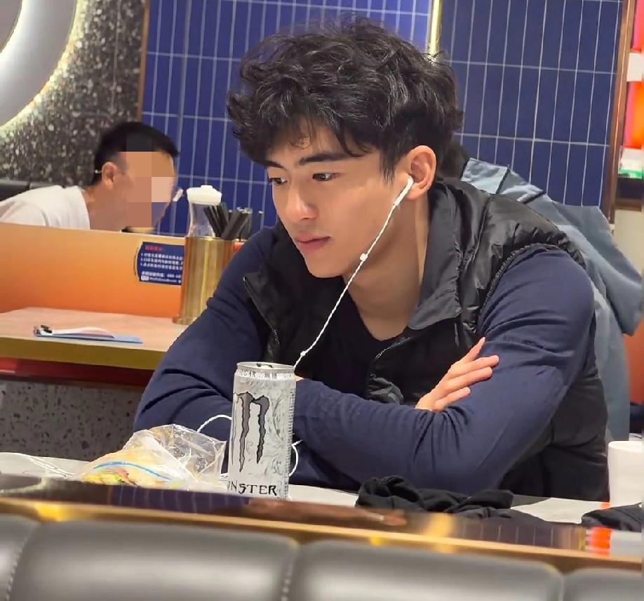 近日，有网友在某餐厅偶遇张柏芝谢霆锋大儿子谢振轩，随后把自己对着谢振轩随手一拍的