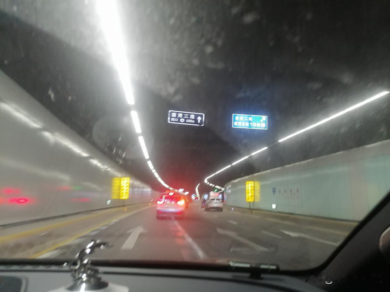 此地下通道可以前往前湾二路、前湾三路。