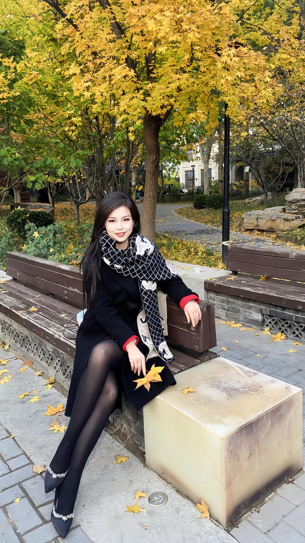 想和你一起感受，在这落叶像雪的季节🍂 入冬的第一个氛围感机位 落叶🍂 北京的