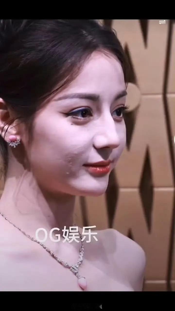 迪丽热巴的皮肤在女明星里面算好的嘛 ​​​