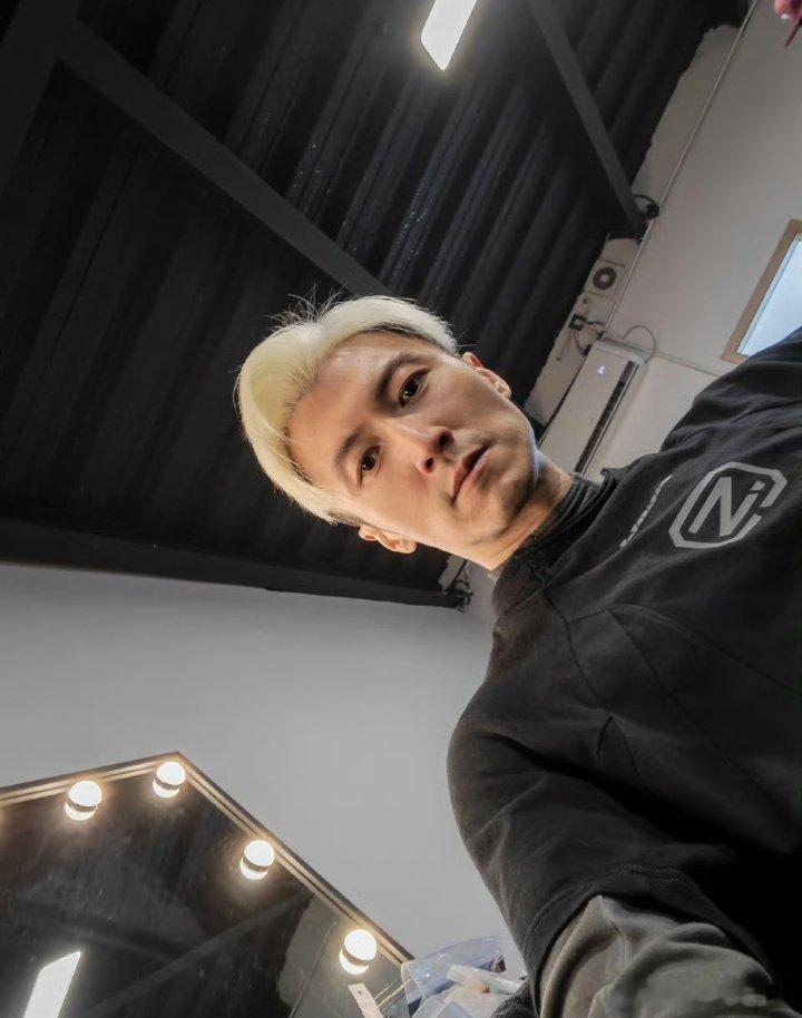 谢霆锋把山顶的朋友摇下来了以前坐山顶看大屏，现在坐山顶等互动。谢霆锋这波操作，直