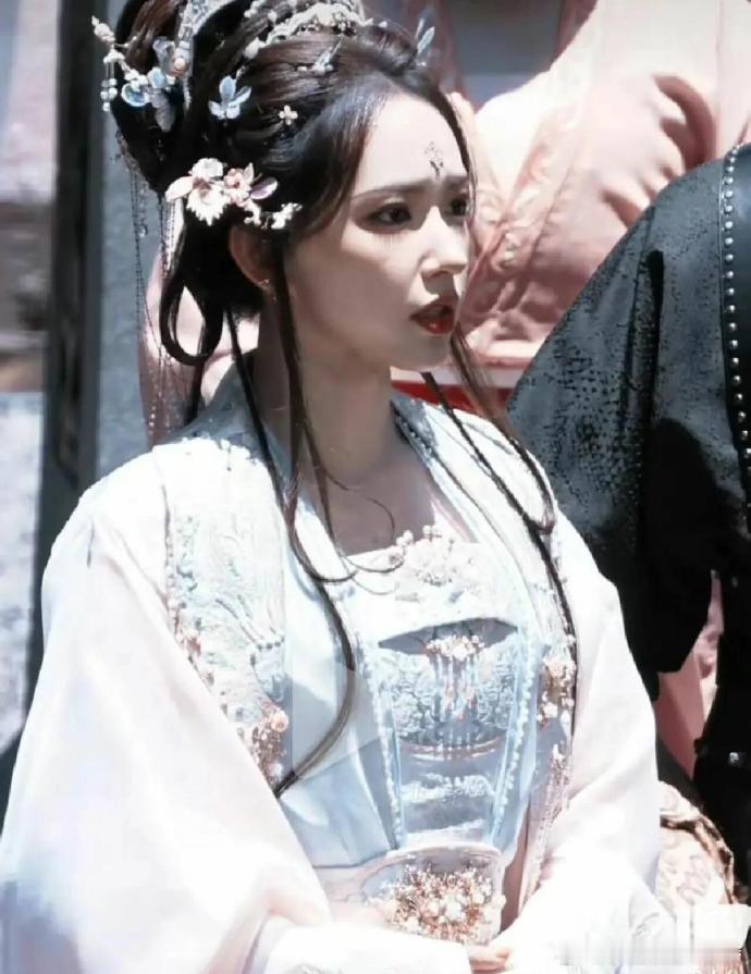 程潇这这优越的眉骨，都能为自己遮太阳了 