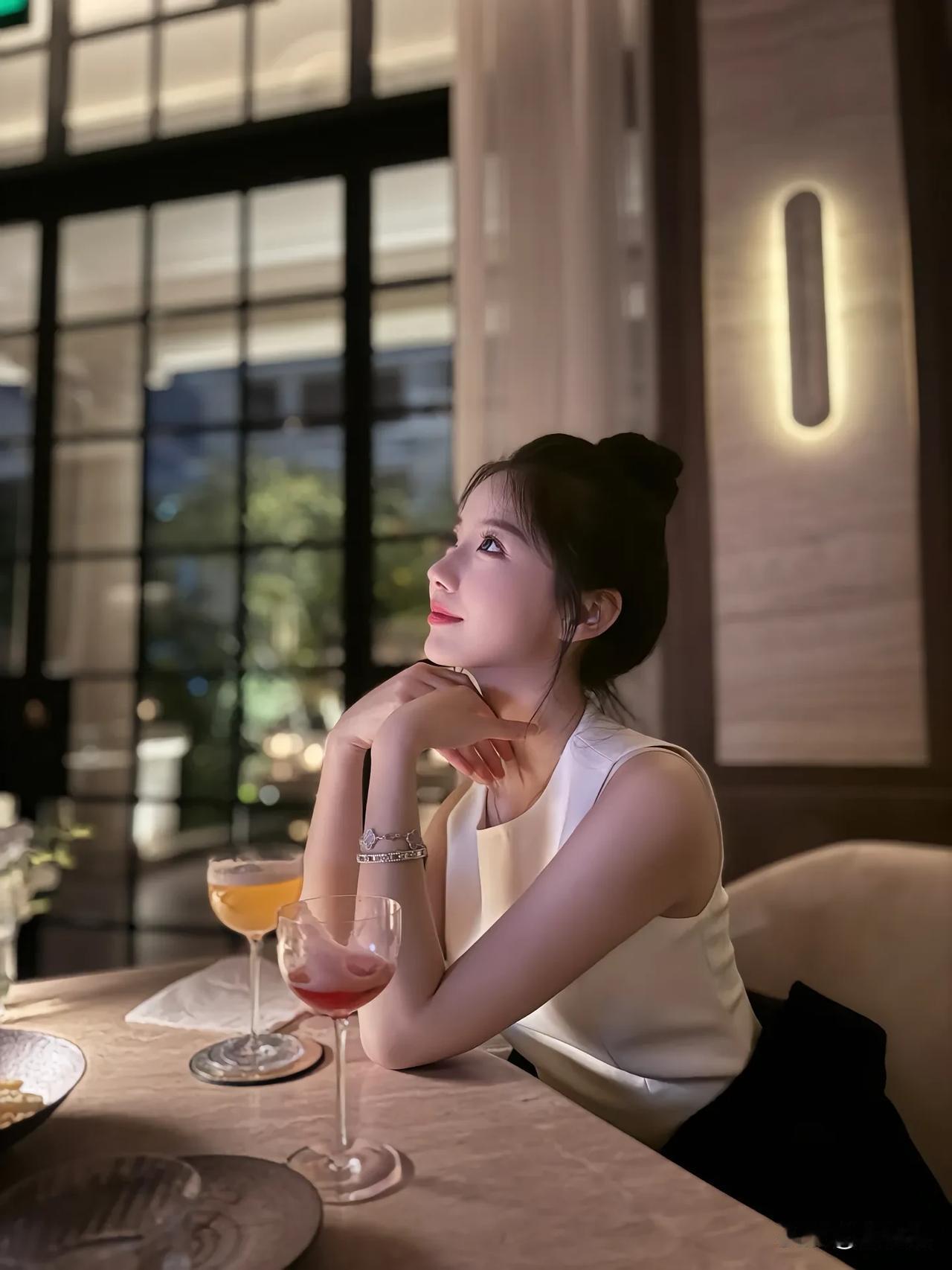 优雅晚宴，静享时光，美酒相伴，心旷神怡。