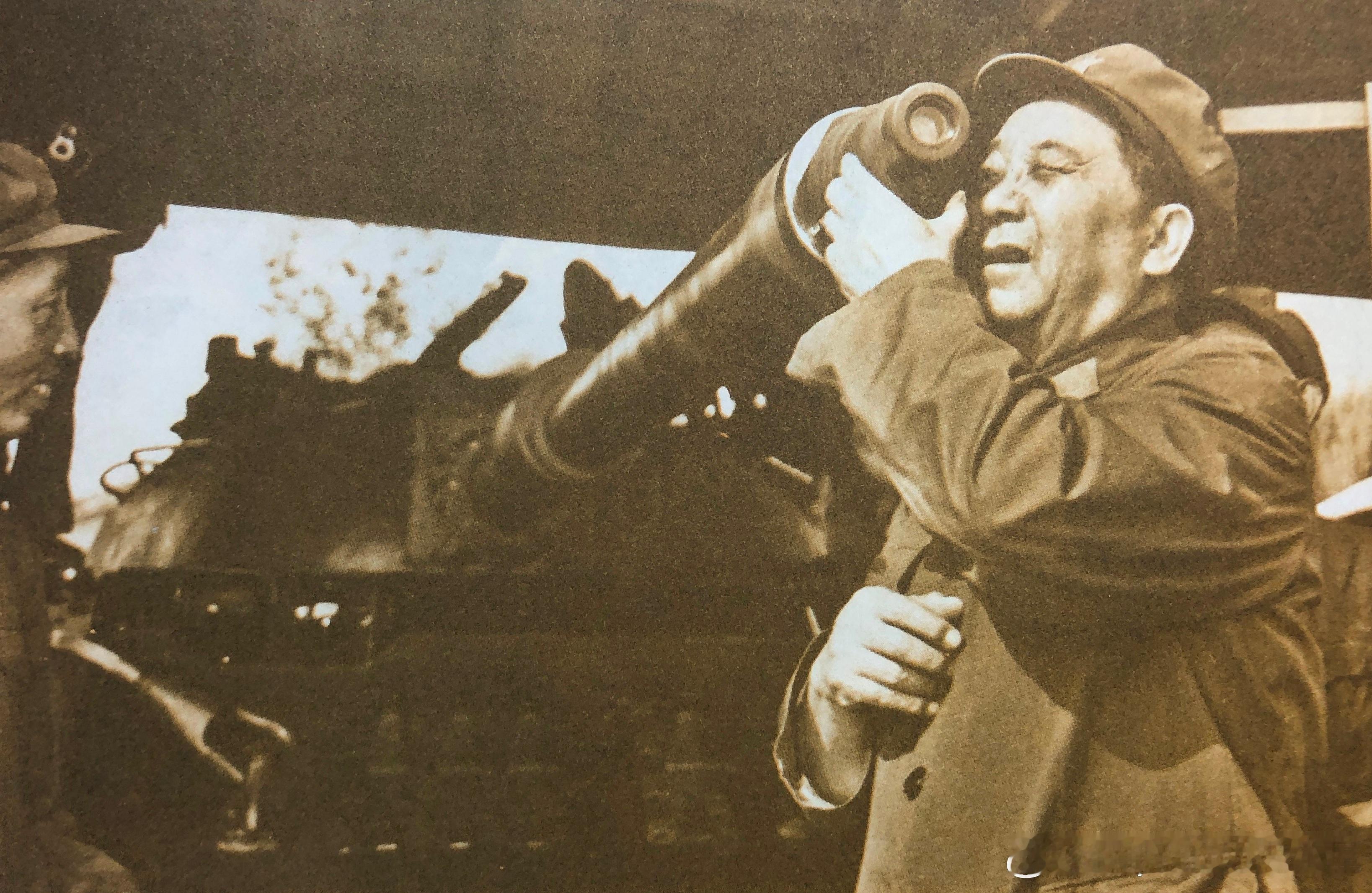 1981年北京军区司令员秦基伟视察部队了解新式坦克军事历史全触达