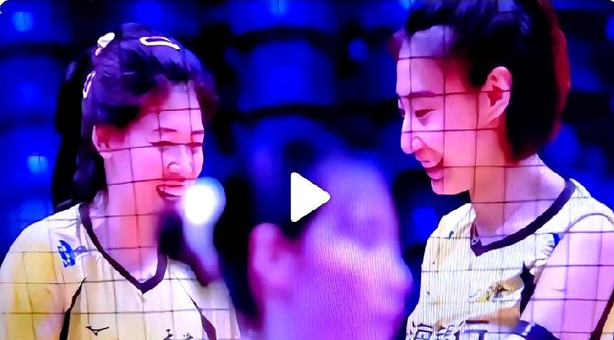 最近看天津女排比赛的小伙伴，有没有发现李盈莹和王媛媛的互动甜到藏不住？对方打个好