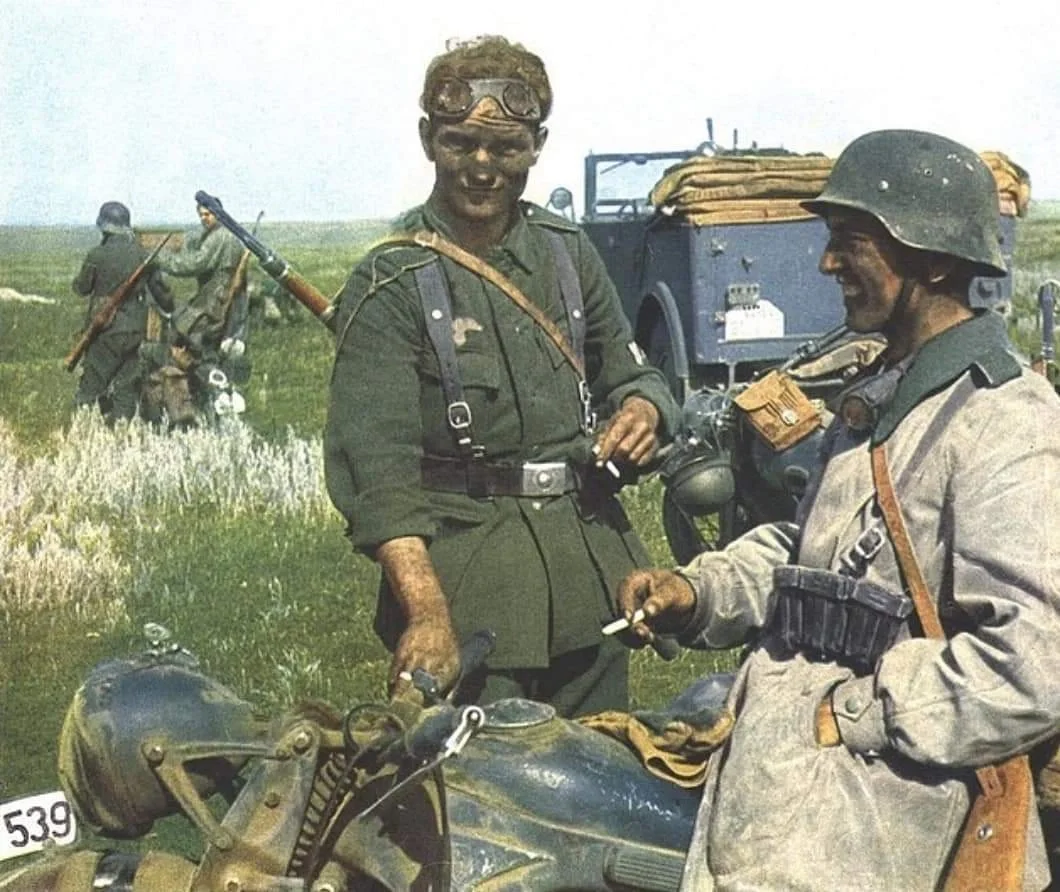 1941年夏天，南方集团军穿越尘土飞扬的乌克兰平原前进过程中，两名满身...