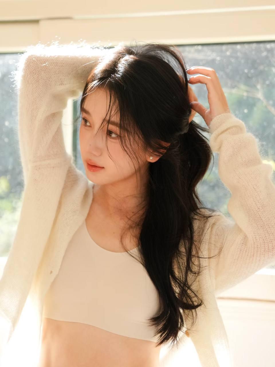 阳光洒进来的午后，温柔少女在窗边沉思。分享美少女倩影 美少女的微笑