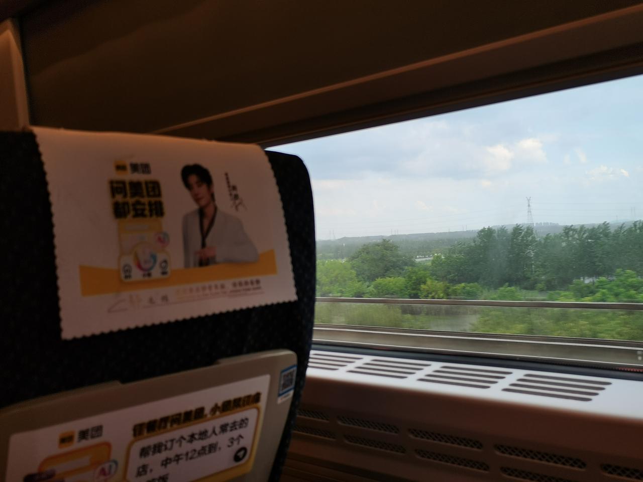 又是奔劳的一天，
现在还没躺下。

小出租屋里多了个人，
有种好拥挤的感觉。
儿