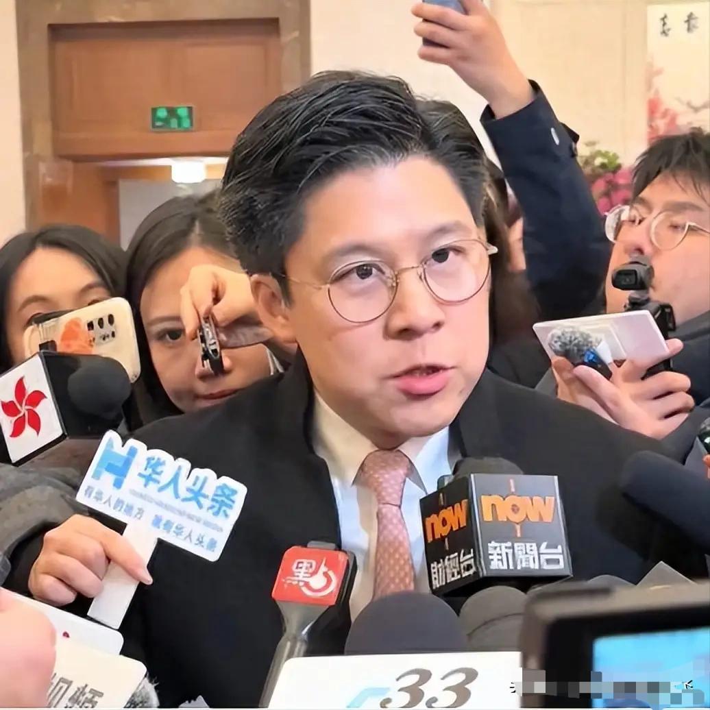 郭晶晶的老公霍启刚又升职了。这两口子才是真正的豪门榜样。