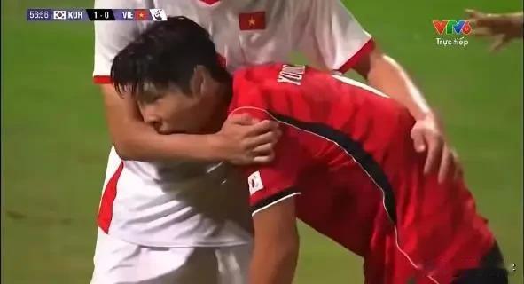 胜之不武！亚运会男足1/4决赛韩国队球员竟然咬了越南球员的胳膊，尽管做出如此恶劣