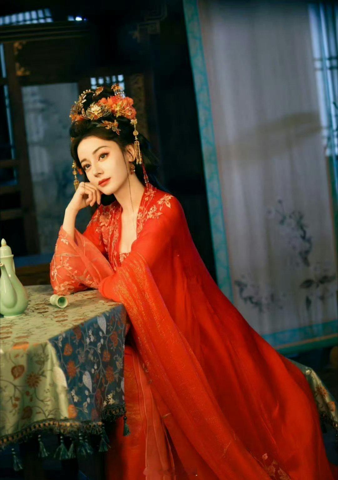 有网友提问说迪丽热巴主演的《百日提灯》VS鞠婧祎主演的《花间令》，谁的热度更胜一