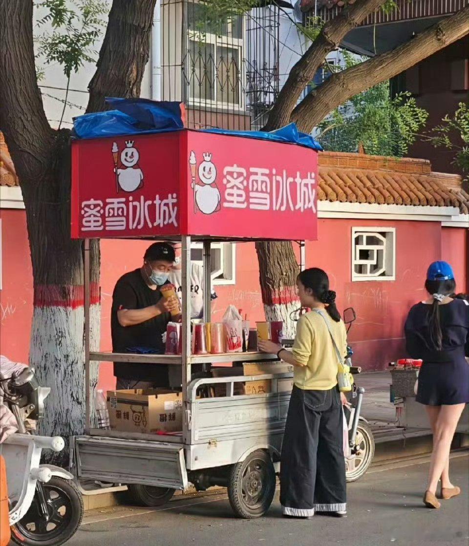 倒卖蜜雪冰城柠檬水赚差价当事人发声从专业品牌管理角度看，蜜雪冰城应重视并处理街头