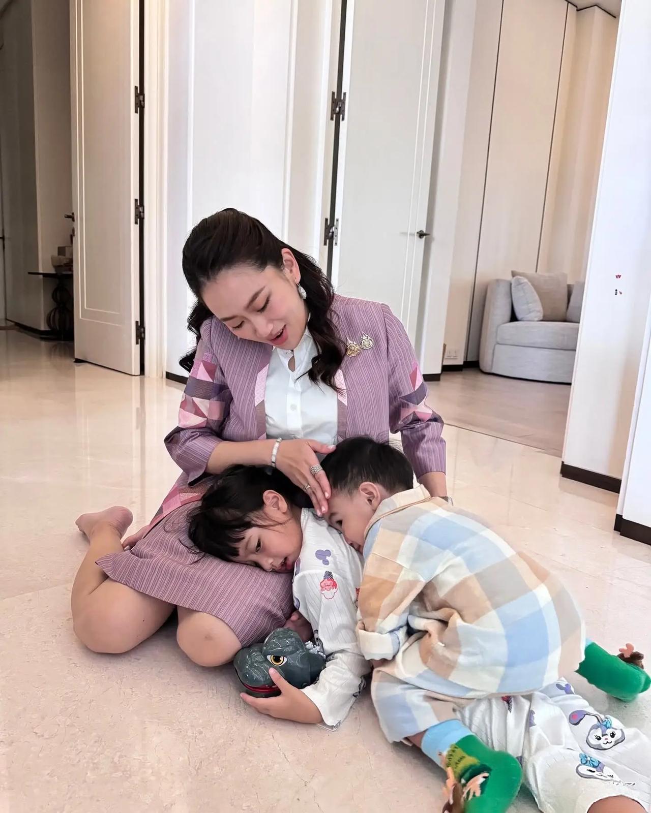 下班回家后的佩通坦，第一件事就是佩孩子玩、关心呵护，甚至一脱掉鞋子进门、来不及换