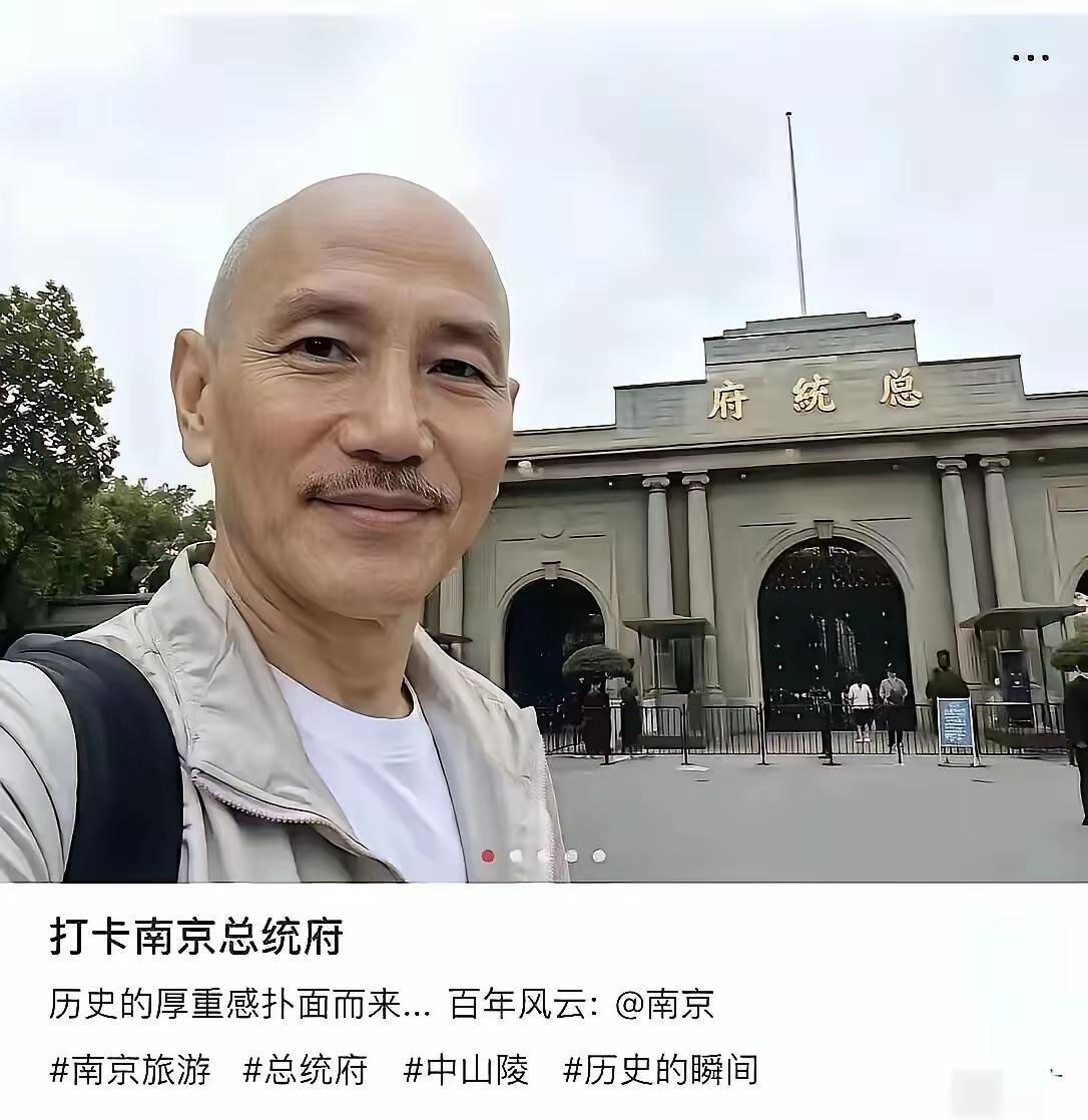 如果他穿军装和人在这个门口和别人合影，价格就定20块钱一张，感觉一天下来也能收入