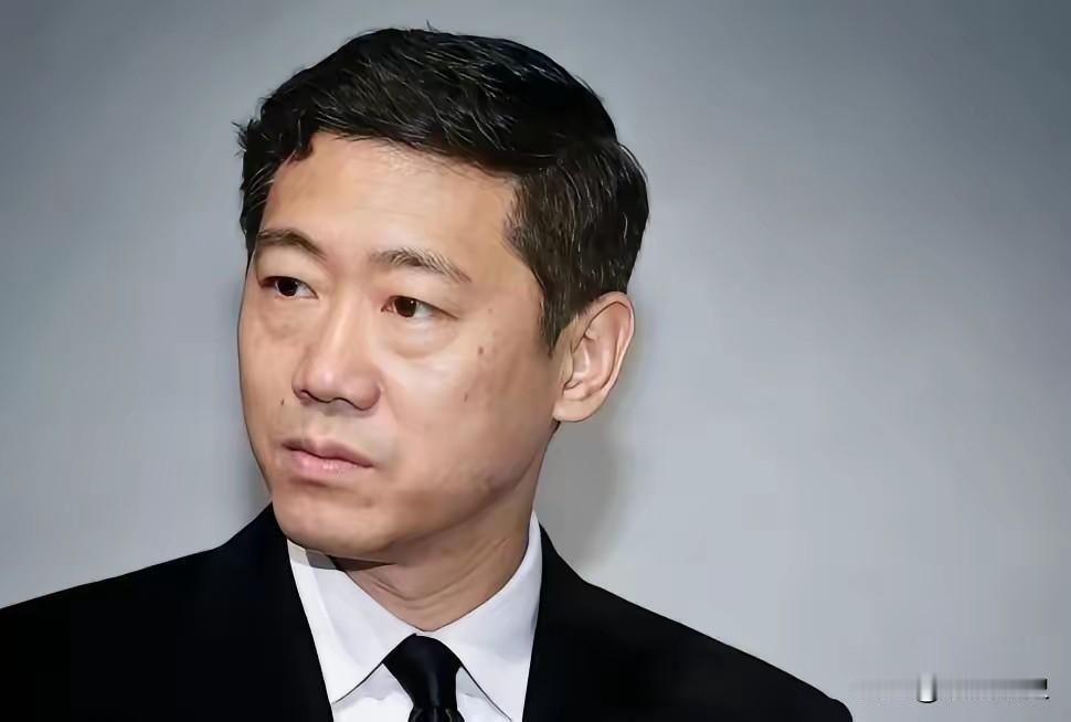 李稻葵当众拍桌发问！农村老人月养老金仅百元，半生奉献不该被辜负
 
李稻葵在会场
