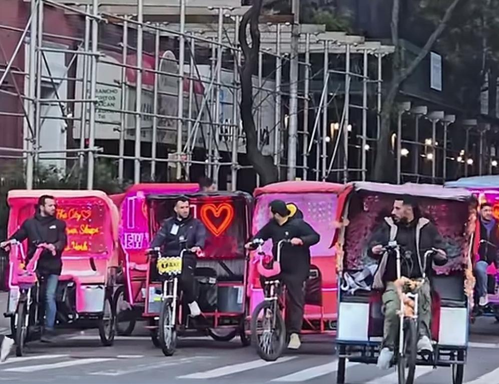 真想不到，我们这个四线城市早都取缔的人力三轮车，居然在纽约成了热门职业！

有媒