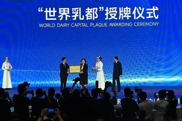 【世界乳都加冕日，中国乳业亮出结构调整时间表】2026年8月1日，呼和浩特获授“