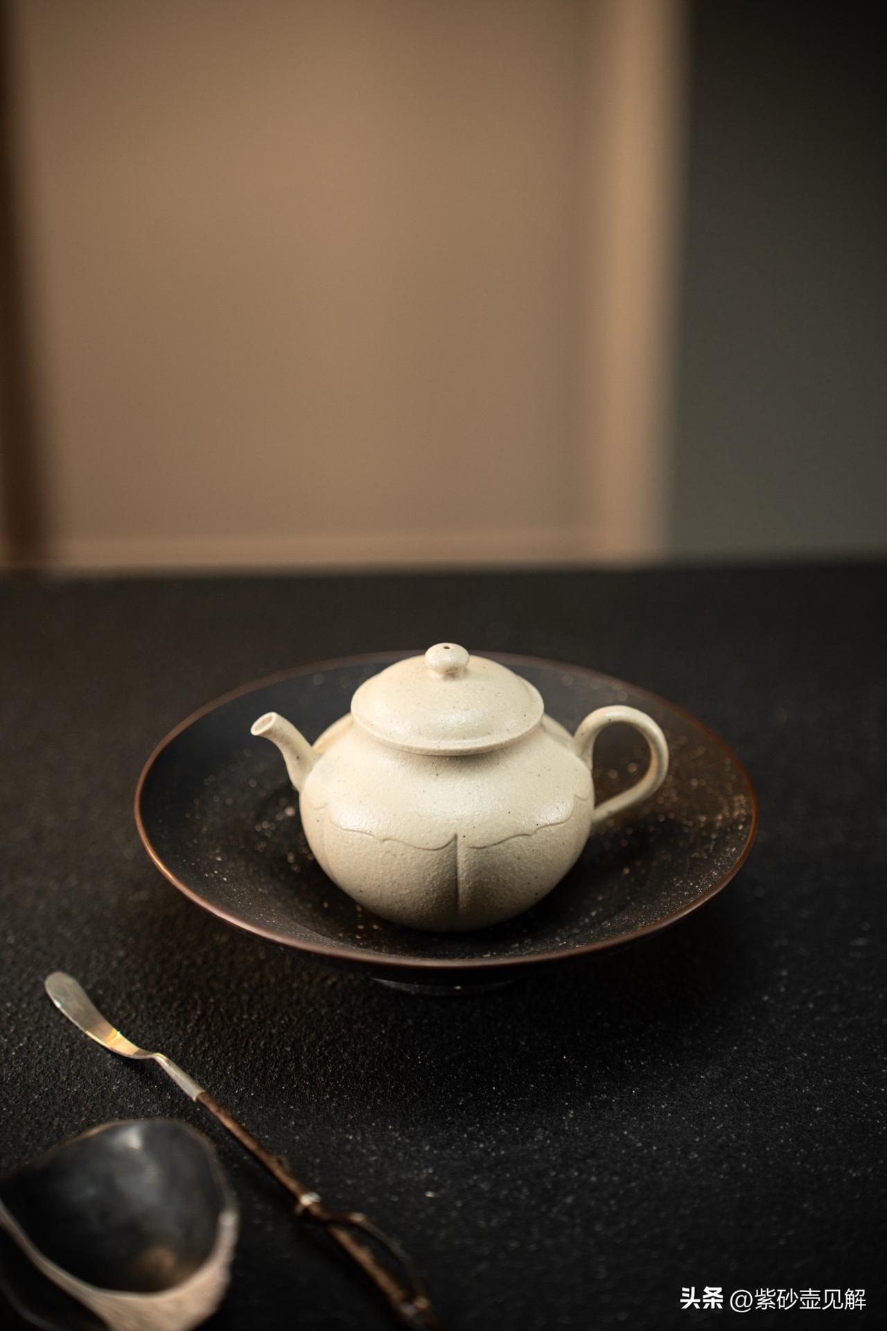 如果把茶叶比作孩子，把水比作母亲的话，她们都被包容在被喻为父亲的紫砂壶的怀抱中。
