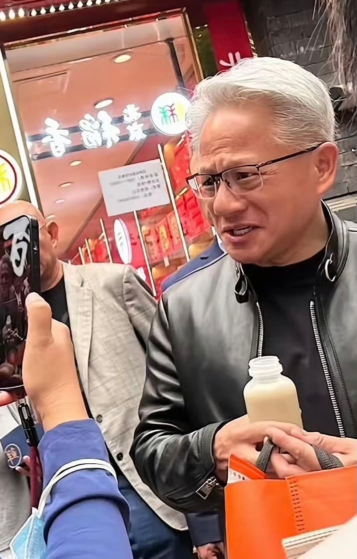 关晓彤老北豆汁配焦圈 一口下去，直接变身黄仁勋。关晓彤，这表情你演一个试试？