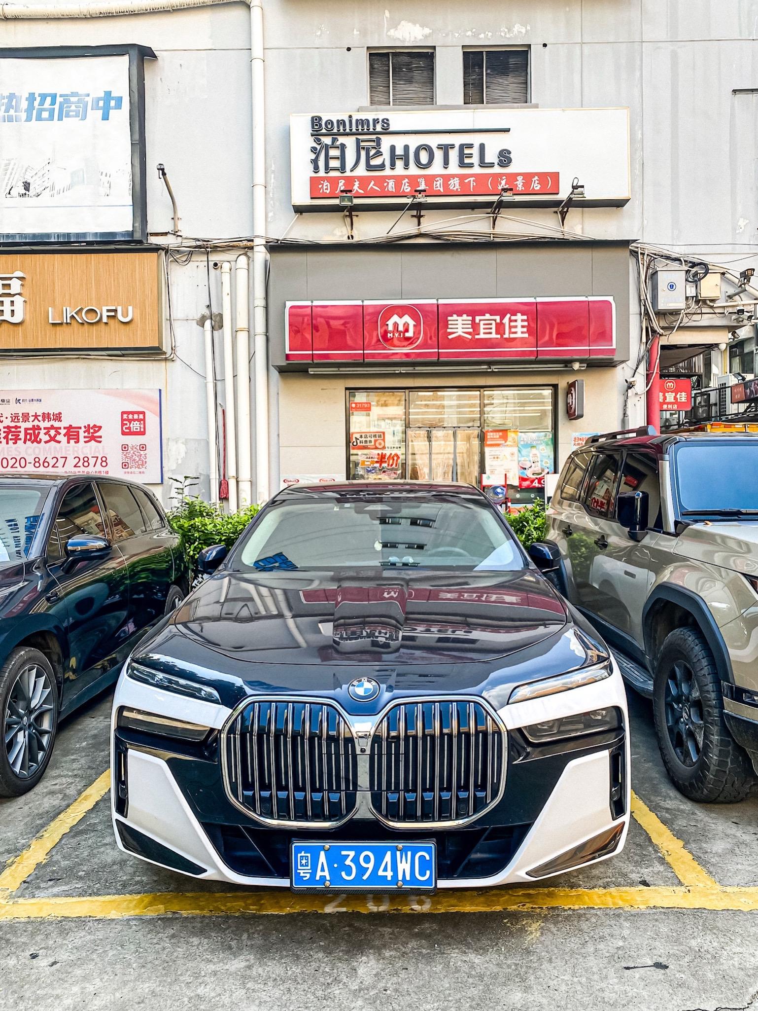 超出审美的设计也是争议最大的一代宝马7系贴上黑白双拼色搭配犀利的前大灯...