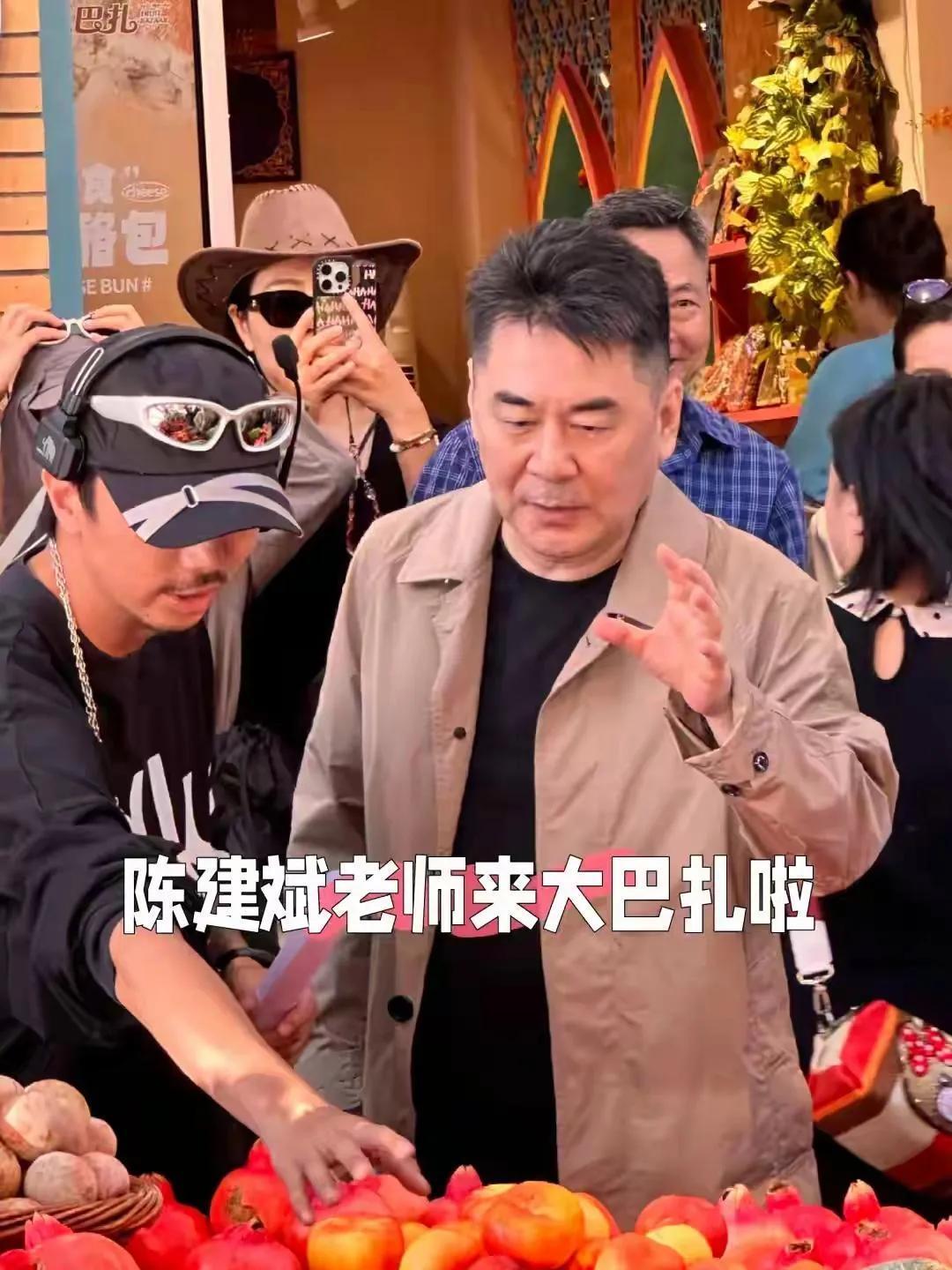 陈建斌蒋勤勤现身乌鲁木齐大巴扎
 
家人们！陈建斌 、蒋勤勤夫妇亮相乌鲁木齐大巴