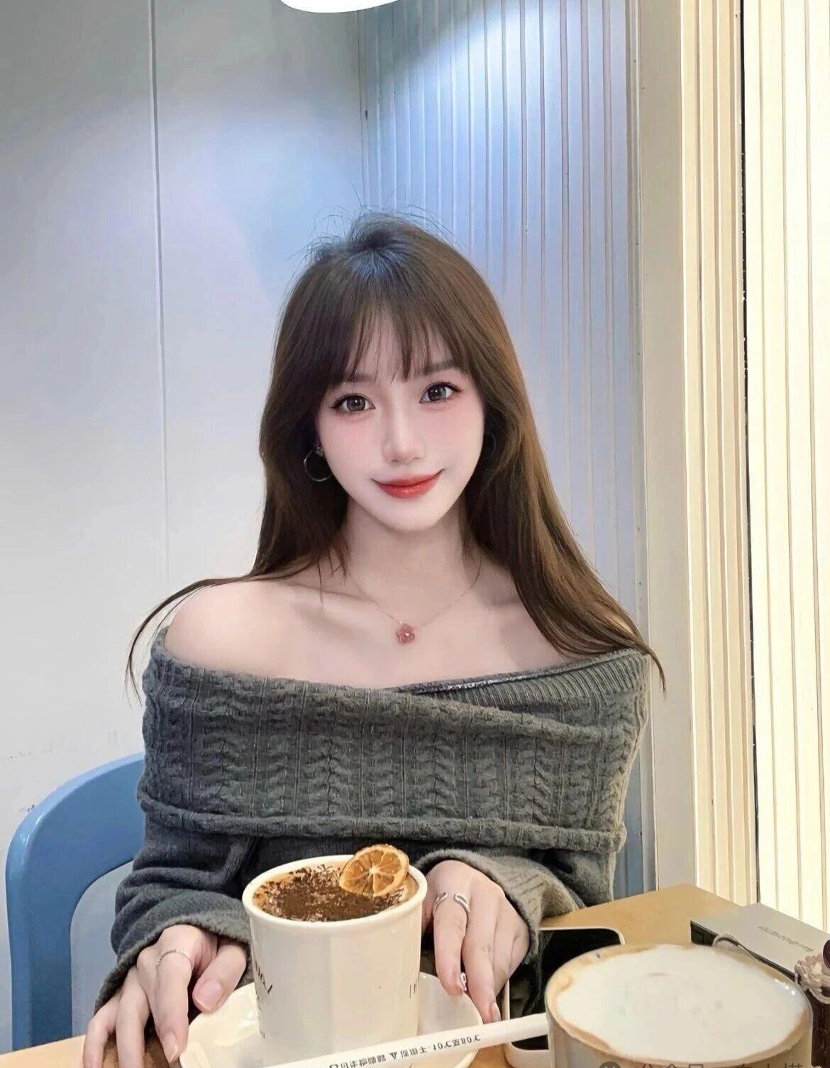 记录我的2026你这身造型简直是神明下凡的具象化！那件露肩毛衣像月光织就的云锦，