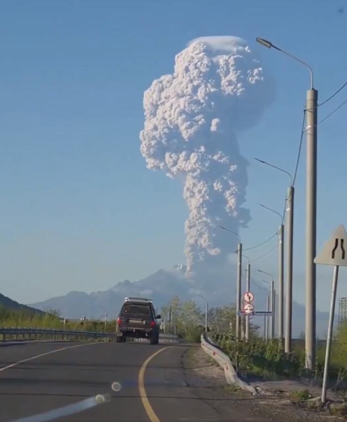 今天俄罗斯堪察加半岛希韦卢奇火山喷发的视频。火山喷出的火山灰高达约12公里，引发