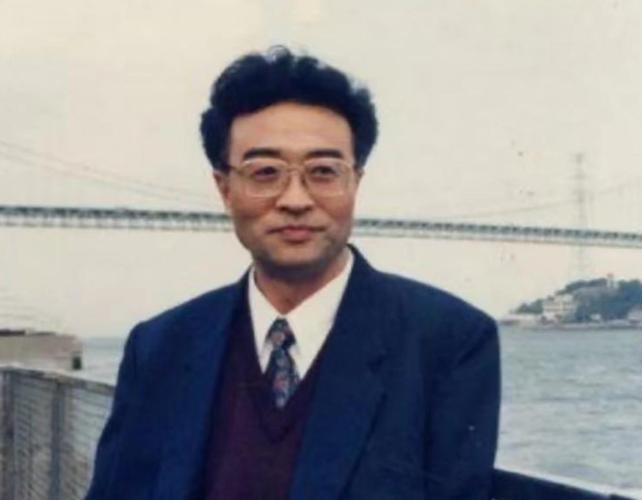 他名叫刘铁骑，是大贪官刘青山的儿子，父亲在1952年被枪毙的时候，刘铁骑才6岁，