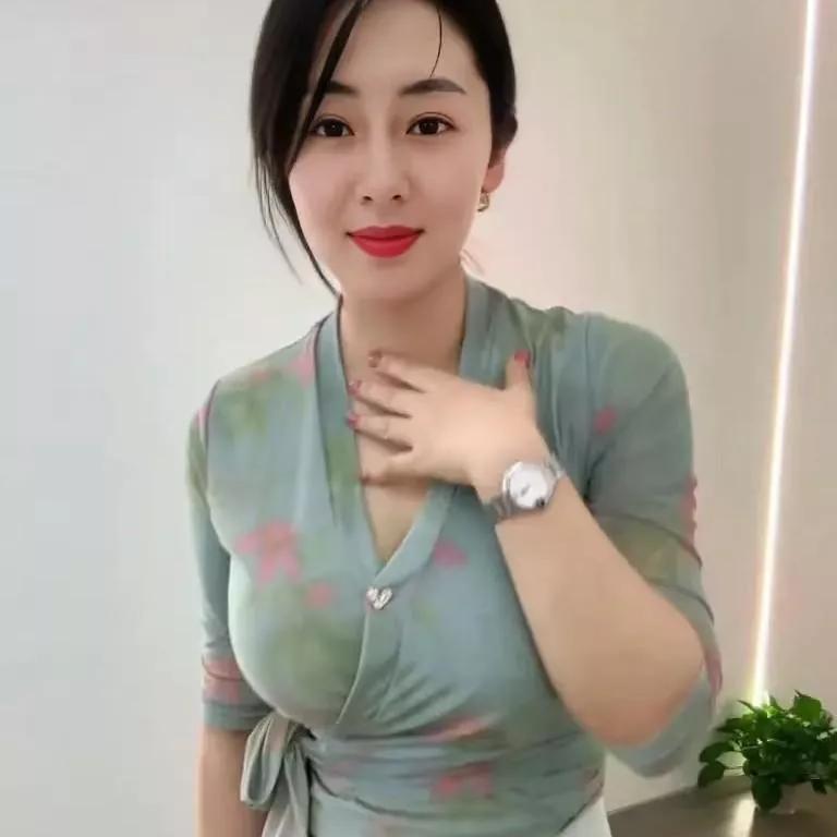 清新优雅的穿搭，自然妆容，简约而精致！精致女神范穿搭 大方优雅穿搭 自然淡雅妆容