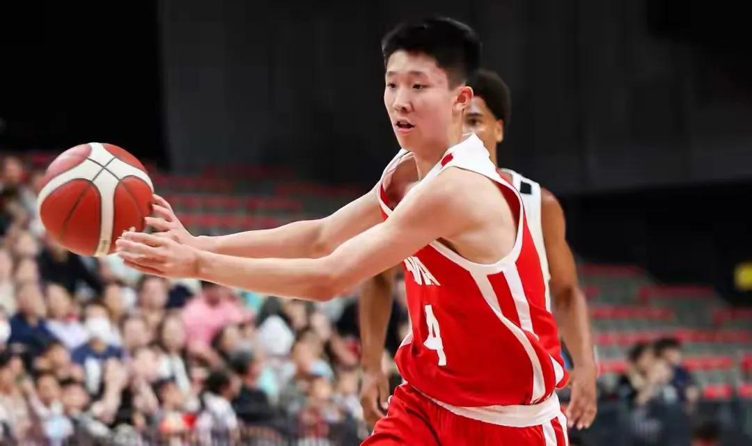 绝杀时刻爆发！国产小库里60秒狂砍8分，率队惊险取胜
 
关键时刻大心脏！国青小