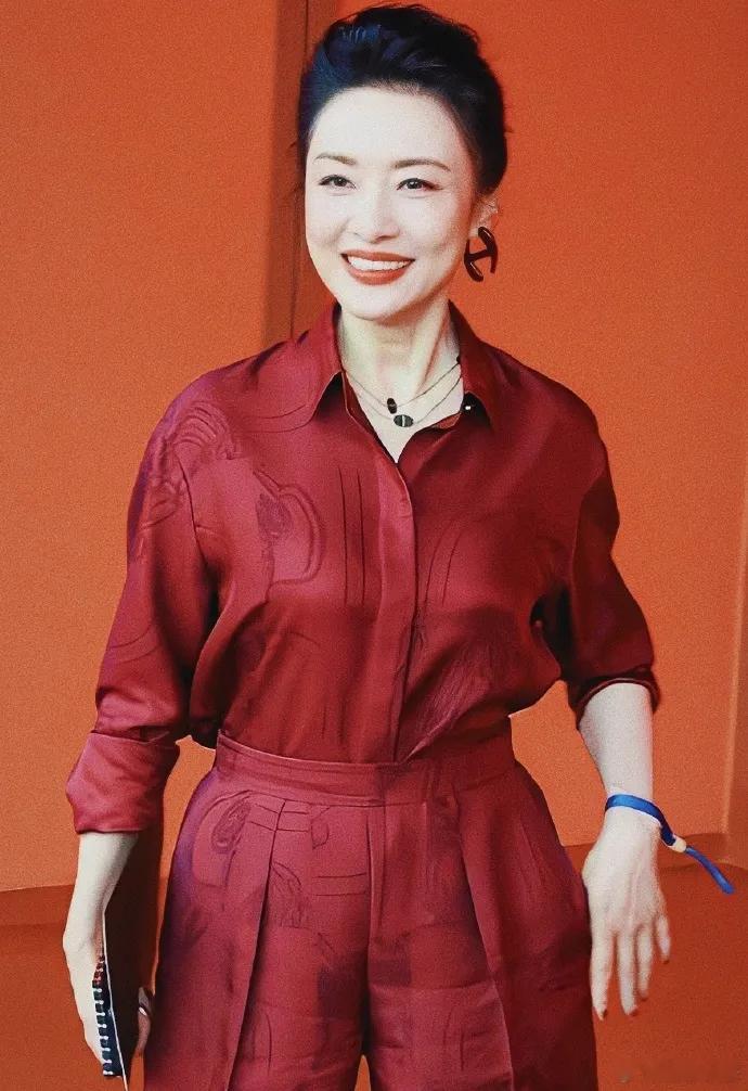 周涛在上海参加时尚活动，她这回搭配了一身红色的套装，整个人显得超有格调。 ​​​