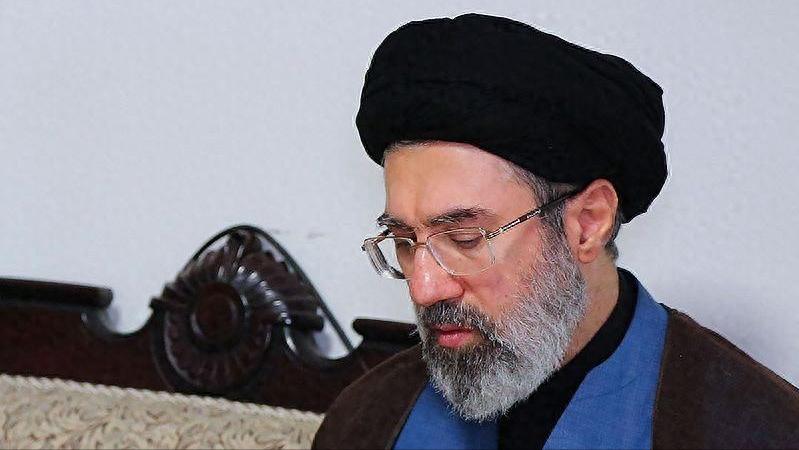 十万革命卫队带头效忠，哈梅内伊之子接班。
在斩首导弹的阴影下，
伊朗选择了最对的