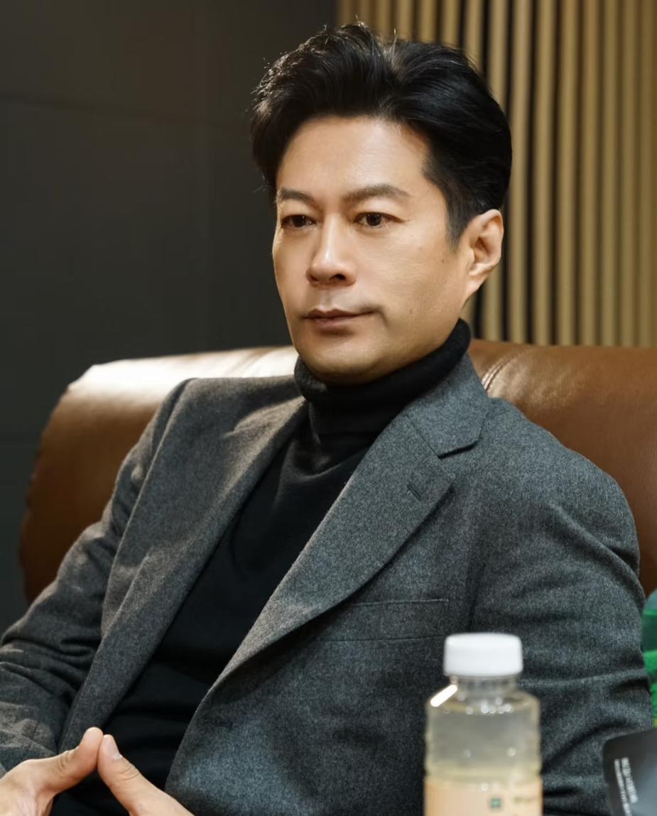 我朋友在青岛饺子馆见过一次谭凯，
她回来跟我说，
你别被谭凯给骗了，她根本不是表