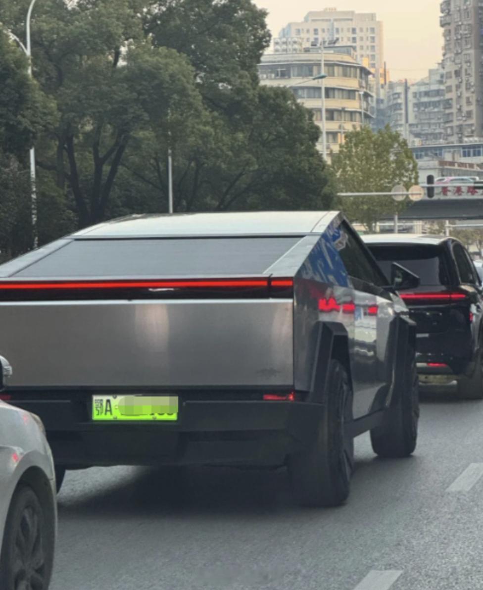 这两天一辆出现在武汉街头的 Cybertruck 火了，这要开上路得花两百多万吧