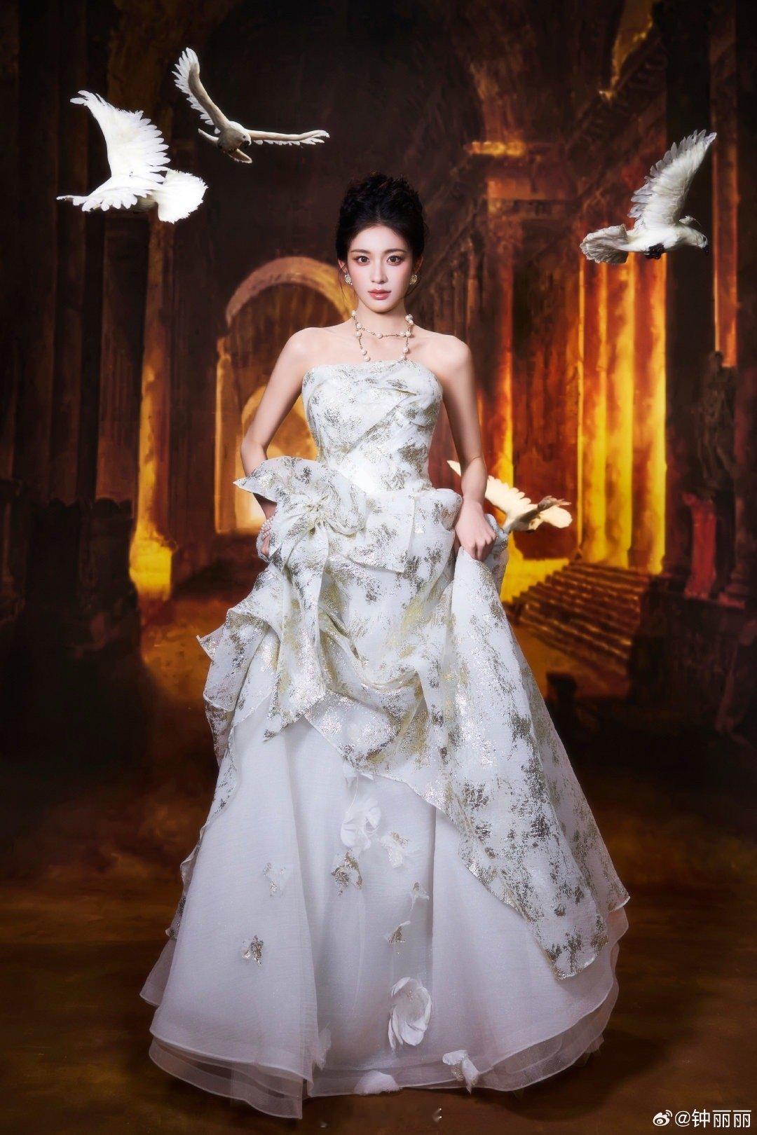 钟丽丽在金鸡奖闭幕式美到失语！宛如从复古油画中款步而出，一颦一笑尽显高贵典雅，这