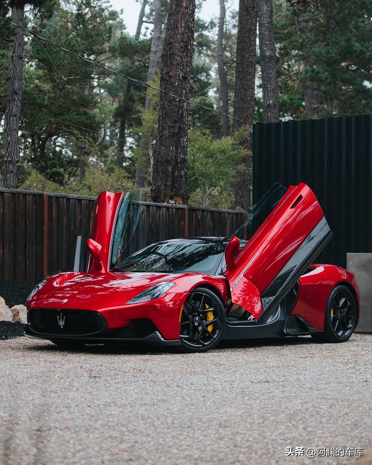 不喧哗，自有声。
MC20，赛道基因，公路艺术品。
蝶翼开门，气场全开；海神动力