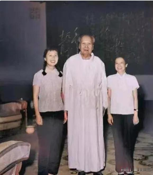领袖的最后岁月，以及他身旁那些默默守护的人。

那段日子，很漫长。
领导人的晚年