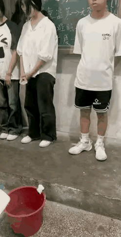 “学校禁带手机，

老师竟用水桶‘淹’了十几部！”

刚开学第二周，某班老师
