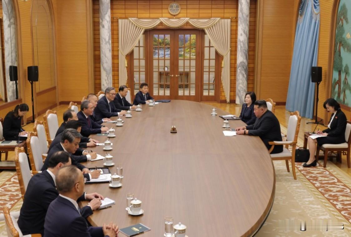金正恩会见中国、越南、老挝的代表团时候有不同的接待规格。相对来说，金正恩与中国代