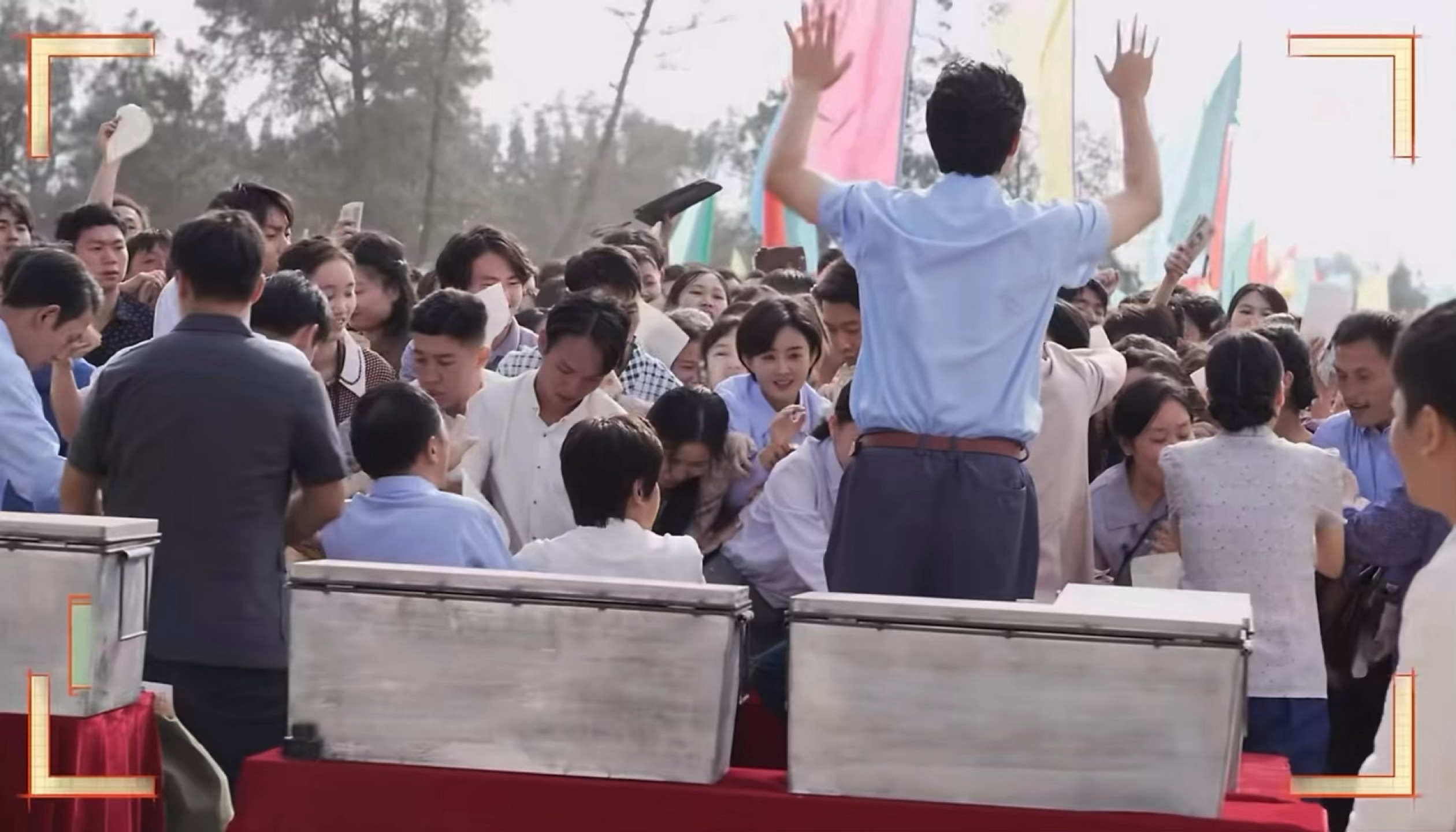 赵丽颖 看给我们李镇长挤的