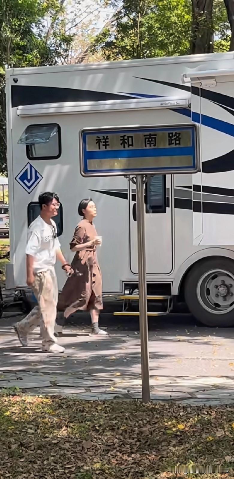 我的天，吴越老师这状态也太绝了吧！五十多岁的人了，愣是透着一股学生气，那种意气风