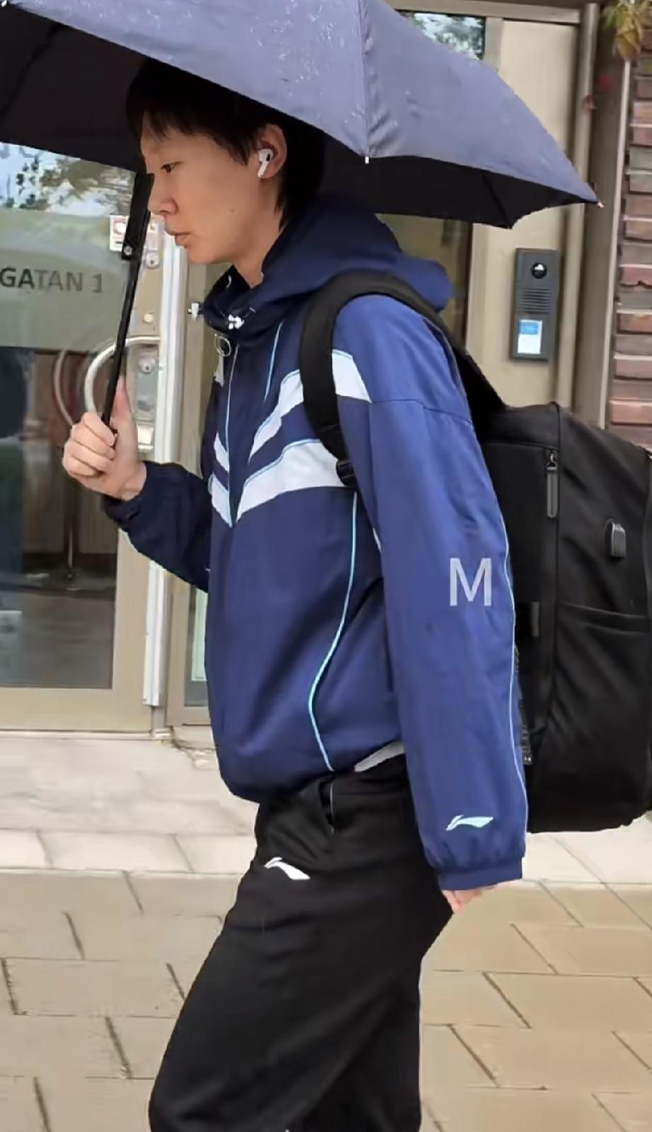王曼昱今日WTT瑞典大满贯上训路透！一出门看到外面下雨，曼昱也是打开了雨伞！
和